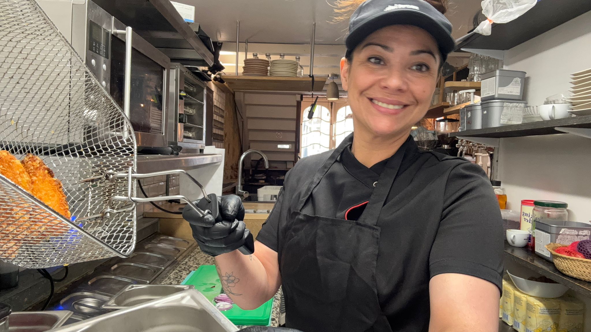 Claudia, la cheffe du Boomerang, souriante en cuisine