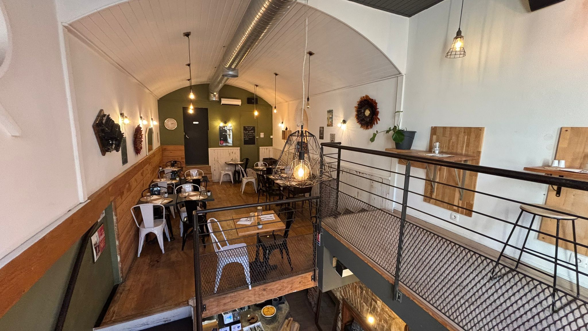 Vue panoramique de la salle depuis la mezzanine