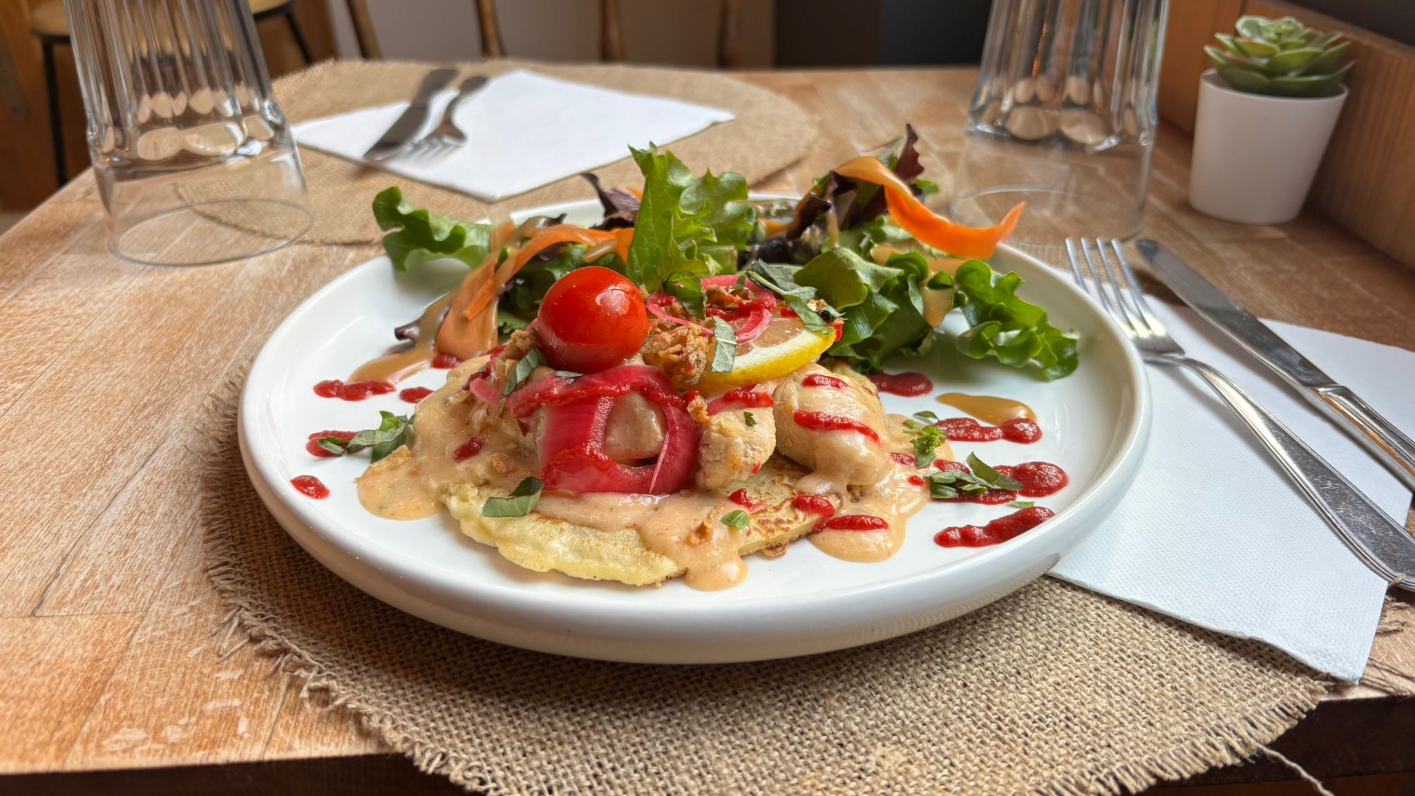 Plat salé avec dressage élégant et soigné sur set en jute