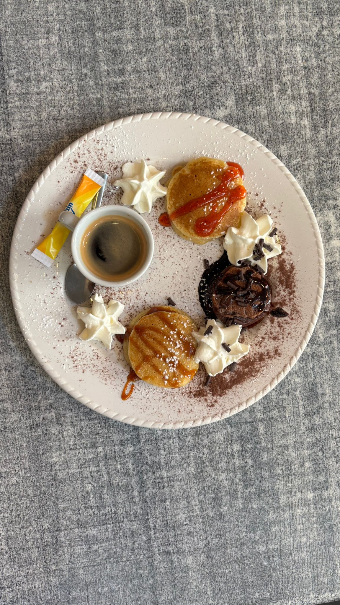 Café gourmand avec mini-pancakes, fondant chocolat et chantilly