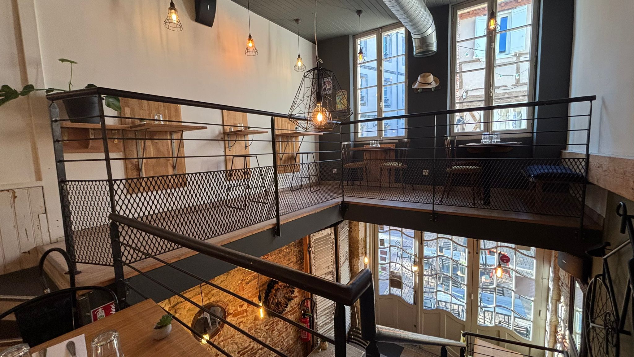 Intérieur chaleureux du restaurant Boomerang